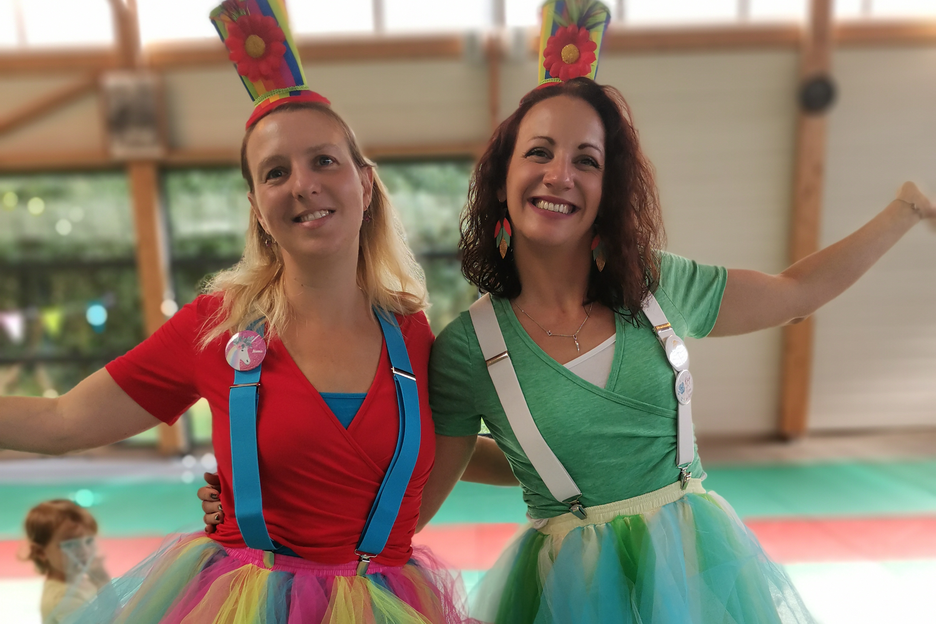 photo de noemie et margot dans une animation d'eveil au cirque